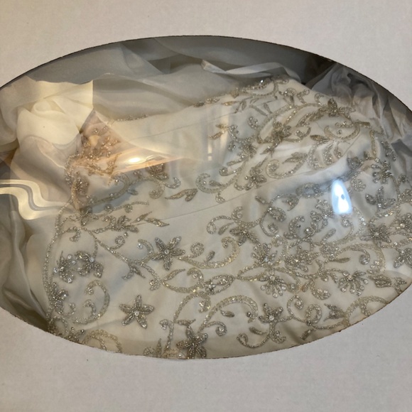 ALLURE COUTURE CLASSIC WEDDING GOWN - Picture 5 of 8